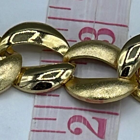 Vintage Gold big link chain matte and polished necklace. - Picture 6 of 10